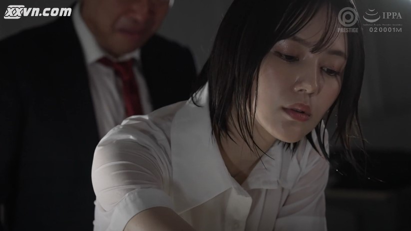 Cô nhân viên xinh xắn và lão sếp mê lồn Remu Suzumori