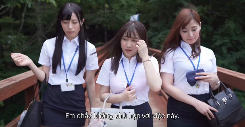 Trú mưa, 3 em nhân viên bảo hiểm vú to bị chủ nhà cưỡng hiếp