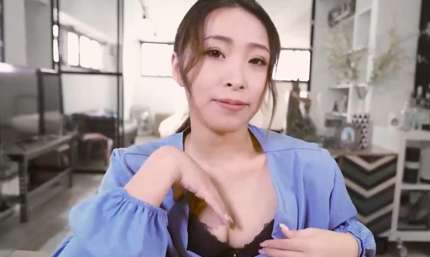 Cô giáo sẽ thưởng cho em bóp vú cô nếu em tập trung học